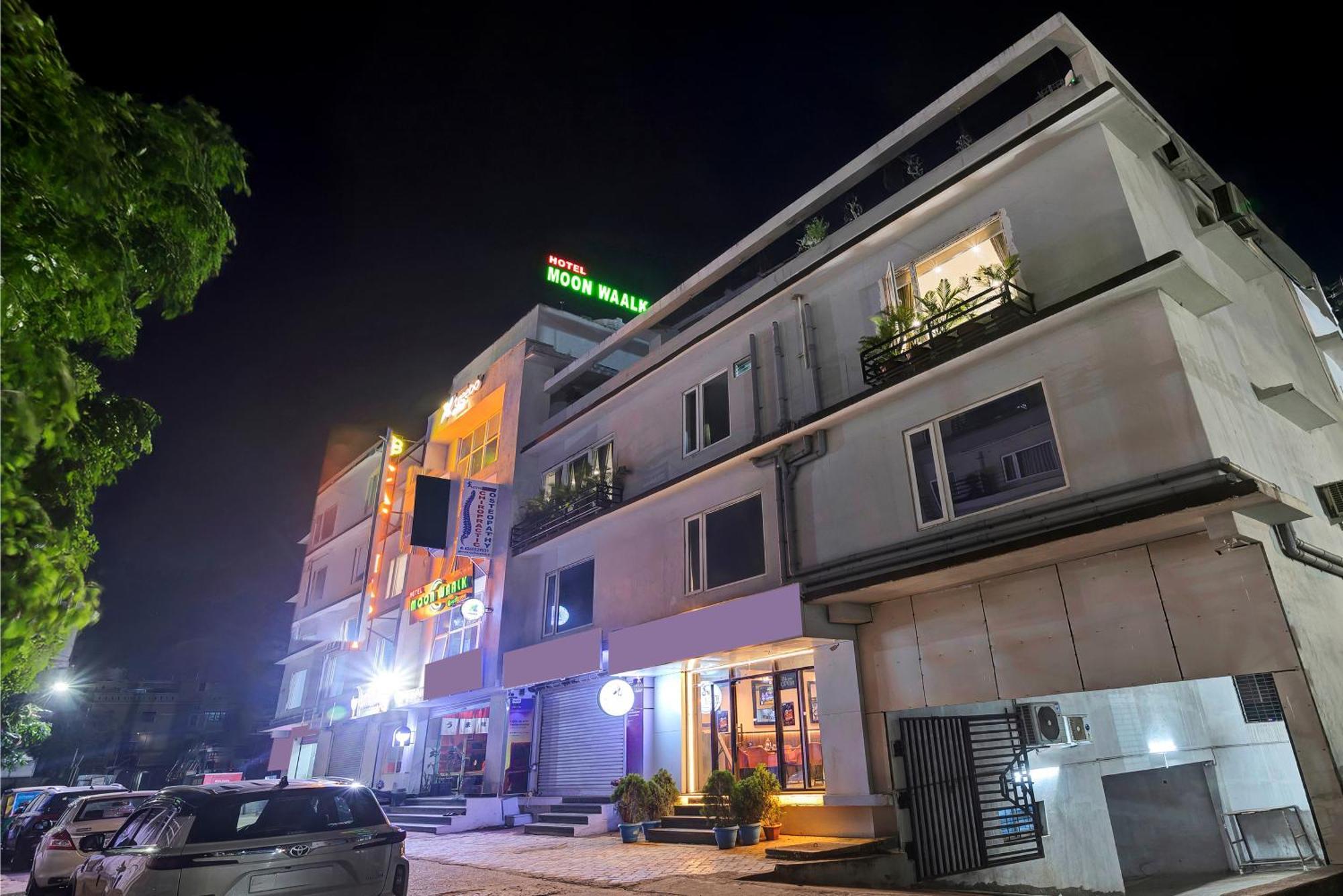 Treebo Moon Waalk Hotel บูบันเนสชวาร์ ภายนอก รูปภาพ